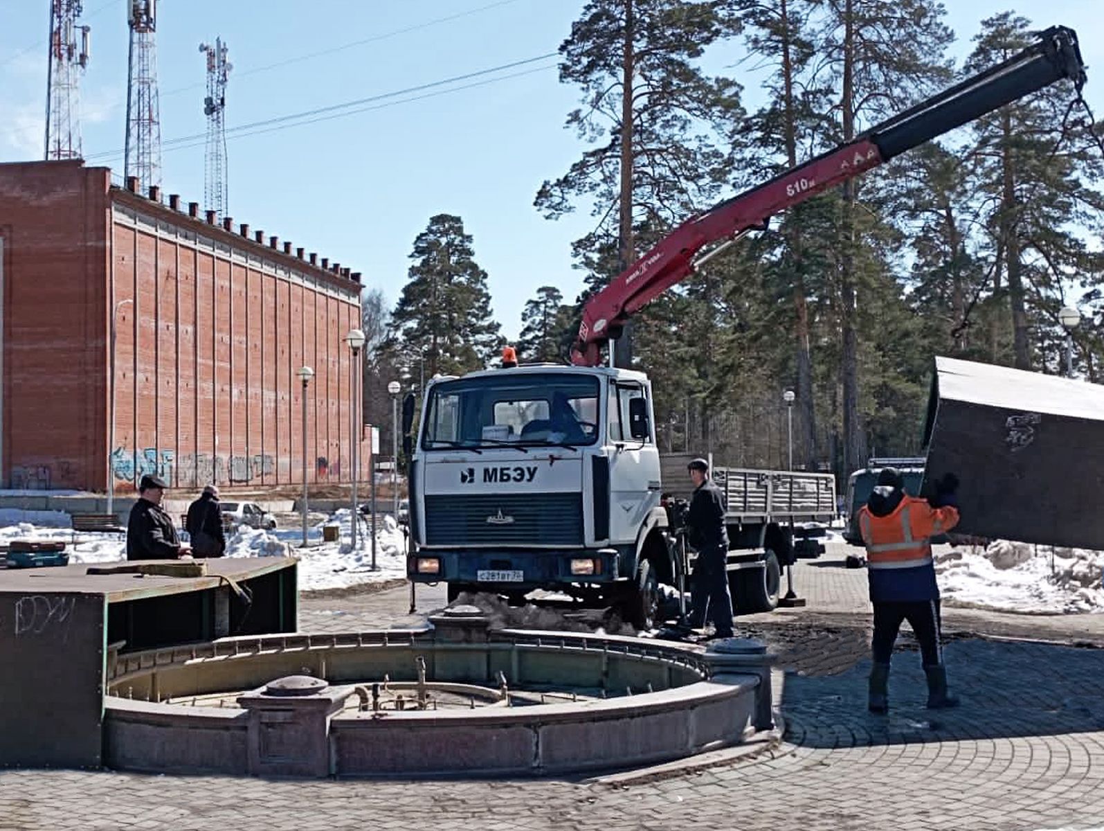 В Северске продолжаются работы по расконсервации фонтанов | 13.04.2022 |  Северск - БезФормата